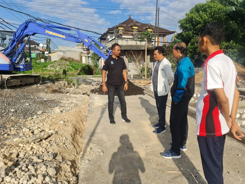 Camat Kuta Selatan melaksanakan Binwas penyelenggaraan Pemerintahan Desa Kutuh kegiatan pembangunan Bumdes